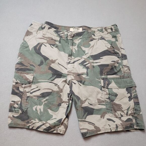 WRANGLER  Camo Cargo Shorts AUTHENTICS ▪︎ Camo Cargo Shorts▪︎ Pockets ▪︎ Size 42 - Picture 2 of 10